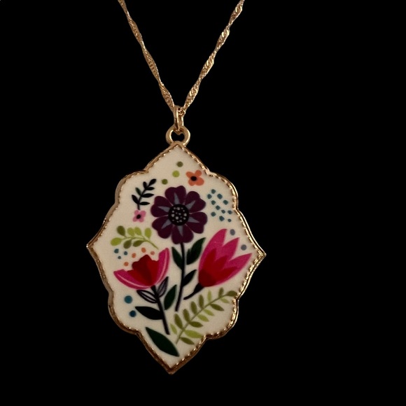 GORGEOUS HAND PAINTED ENAMEL PENDANT NECKLACE - Picture 10 of 10